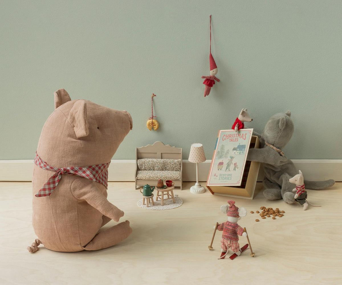 Weihnachts-Zwillingsmäuse, kleine Schwester und Bruder im Buch