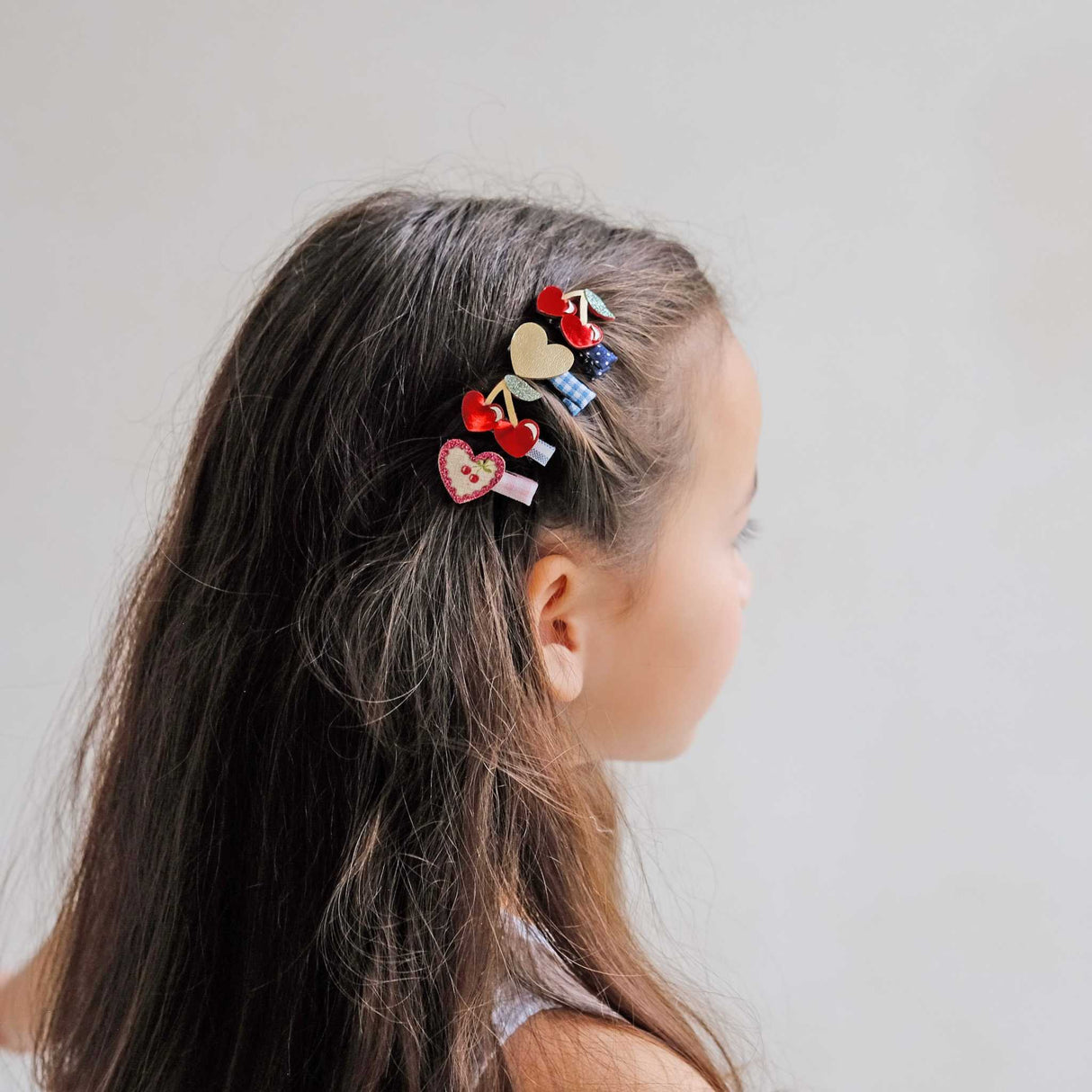 Mini Spangen mit leuchtend roten Kirschen und Herzchen aus Glitzer- und Metallic-Stoff
