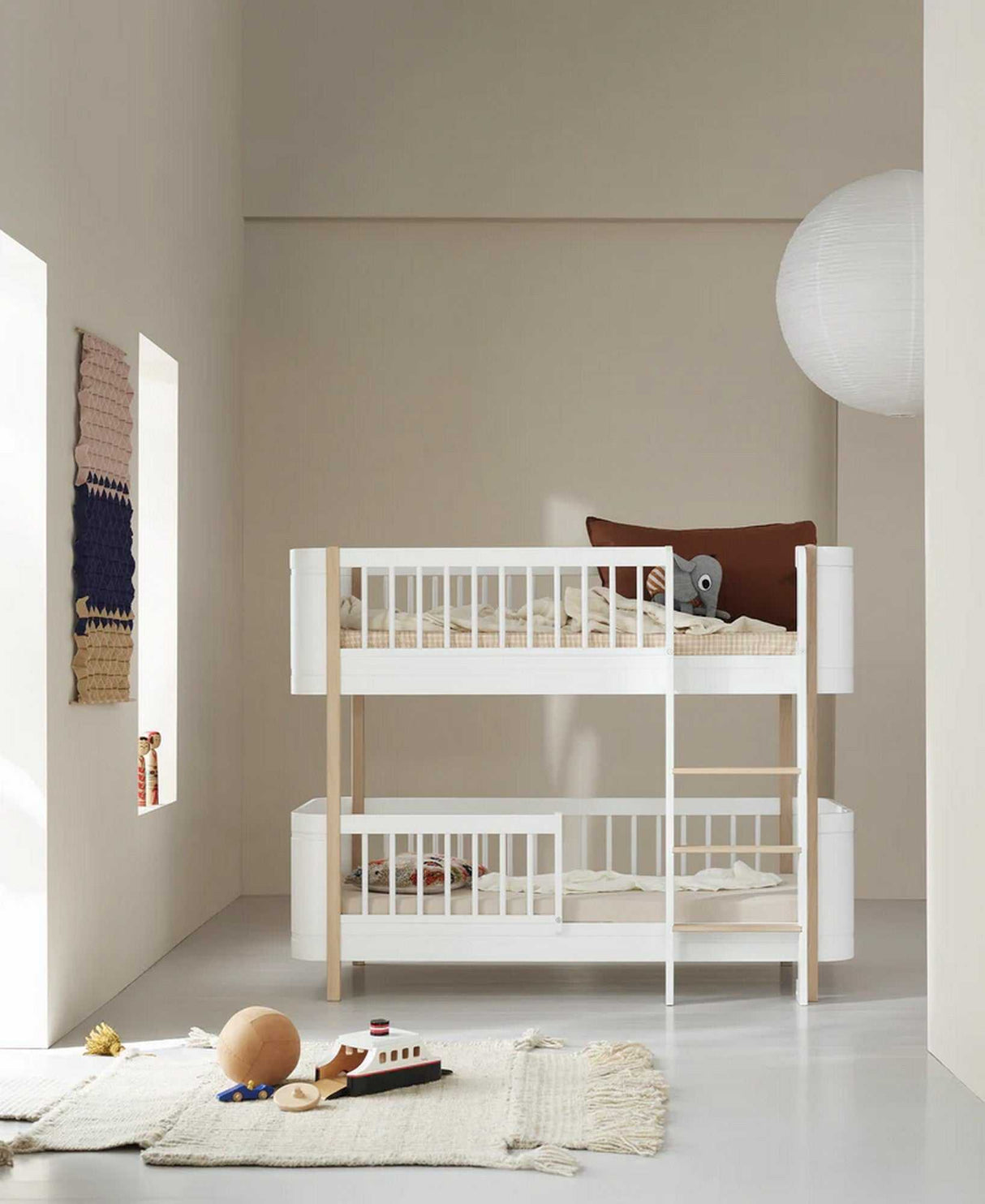 Wood Umbau-Set von Mini+ Babybett & Mini+ Juniorbett zum halbhohen Etagenbett weiß/ eiche