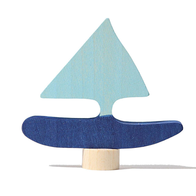 Handbemalte Steckfigur Segelboot aus Lindenholz als dekoratives Geburtstagsaccessoire von Grimms