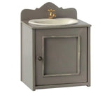 Maileg Puppenhaus Waschbeckenschrank mit vintage Metallwaschbecken und goldenem Wasserhahn im Holzschrank