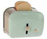 Nostalgischer mintfarbener Puppenhaus Toaster aus Metall mit Mini Toast, handbemalt, 4,5x4,5x5 cm