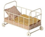 Puppenhaus Kinderbett Micro-Rose aus Metall mit Matratze, Decke und Kissen, ideal für Maileg Puppenhäuser