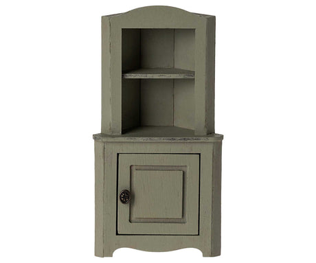 Hellgrüner Puppenhaus Eckschrank mit Vintage-Finish und drei Regalböden für Miniaturaufbewahrung
