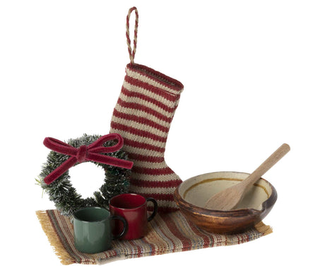 Weihnachtsset Puppenhaus mit Strumpf, Teppich, Kranz, Tassen und Schüssel für Maileg Mäusefamilie