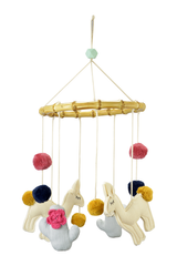 Lama Mobile aus Holz mit bunten Details für Kinderzimmer von Kikadu
