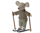Wintermaus Bruder mit Ski