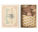 Schläfrige Babymaus in Matchbox