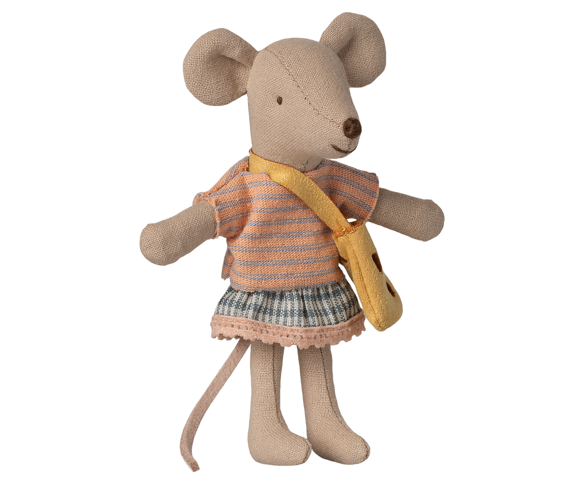 Kleine Schwester Maus mit Tasche