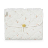 Beige Wickelunterlage Poppies von Cam Cam Copenhagen mit Wellenmuster und goldfarbenem Knopf, faltbar und wasserabweisend