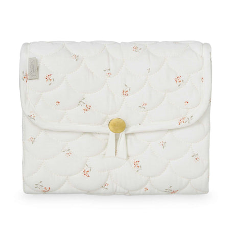 Beige Wickelunterlage Poppies von Cam Cam Copenhagen mit Wellenmuster und goldfarbenem Knopf, faltbar und wasserabweisend