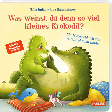 Kleines Krokodil Juli weint traurig, tröstender Papa gibt Halt