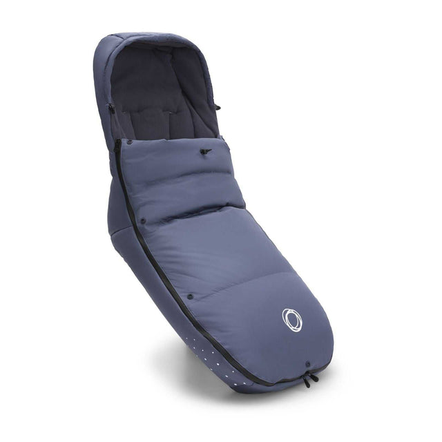 Bugaboo Performance Winterfußsack in Meerblau mit wasserabweisendem Außenmaterial und herausnehmbarem Dauneneinsatz für Babys Komfort bei kaltem Wetter.
