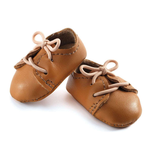 Braune Puppenschuhe von Djeco in Lederoptik mit Schnürsenkeln, stilvolles Accessoire für Puppenmode