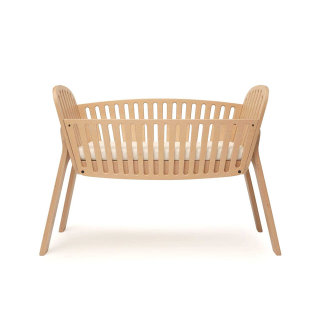 Beistellbett KODO aus Buchenmultiplex mit verstellbarer Höhe und Schaumstoff-Kokosnussmatratze, sichere Schlafumgebung für Babys.