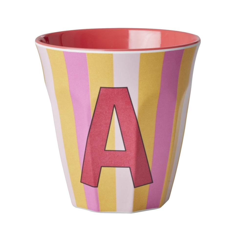 Buchstabenbecher 250 ml Melaminbecher mit Alphabet-Print und 9 cm Höhe