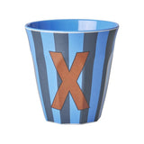 Buchstabenbecher X mit 250 ml Fassungsvermögen aus Melamin, weiß mit schwarzem Buchstaben-Print