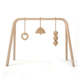 Spielbogen NAHO aus gebogenem Buchenholz mit Holzspielzeugen zur Babyentwicklung und stilvollem Design