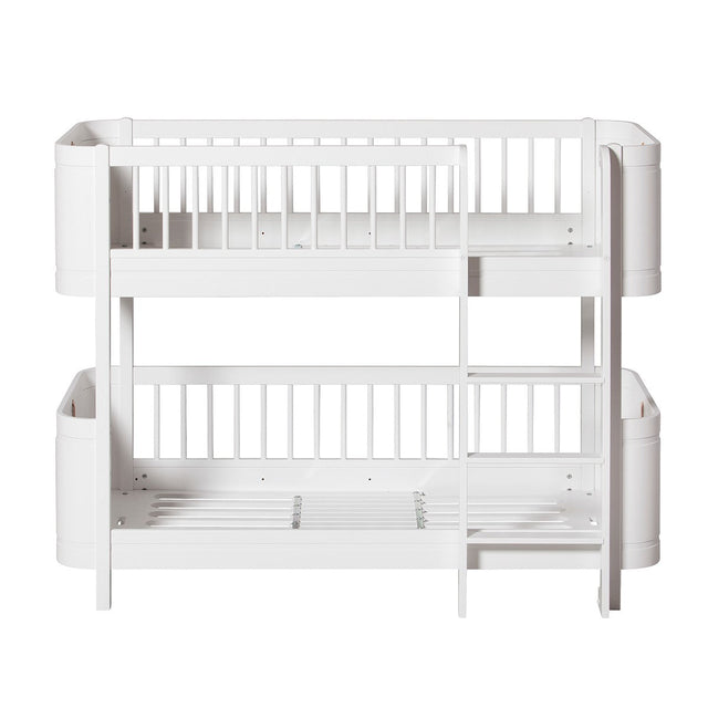 weißes halbhohes Etagenbett Mini+ von Oliver Furniture im Kinderzimmer mit Leiter rechts und Rausfallschutz