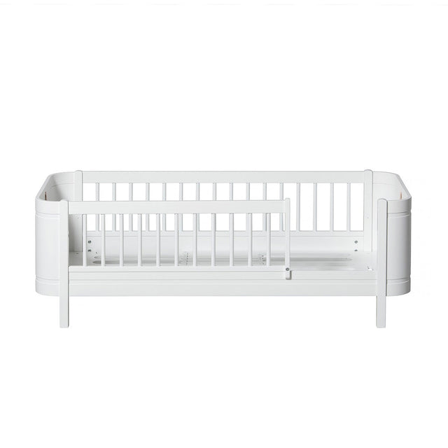 Weißes Wood Mini+ Juniorbett aus massiver Eiche und Birke für kleinere Kinderzimmer, mit Rausfallschutz und Umbausatzoption
