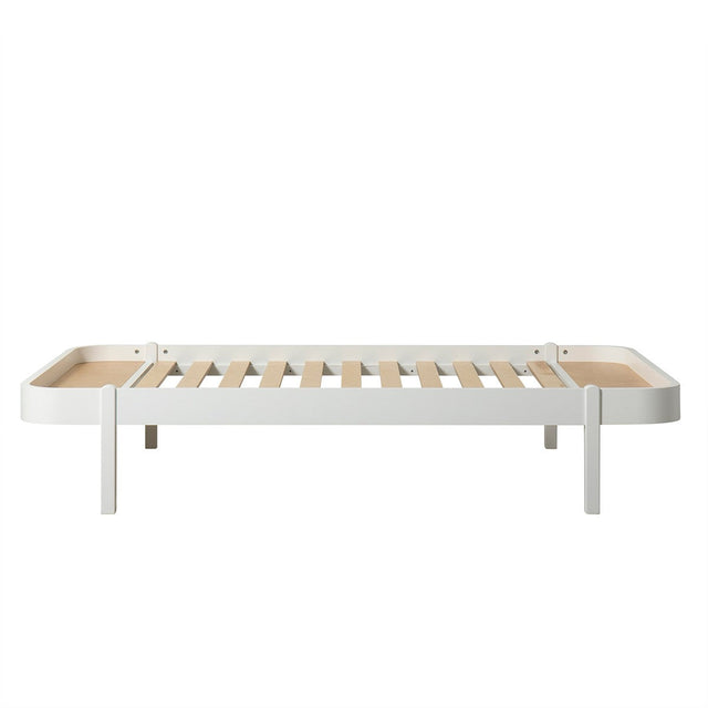 Weißer Wood Lounger Bett 120x200 cm mit abgerundeten Ecken und zeitlosem Design