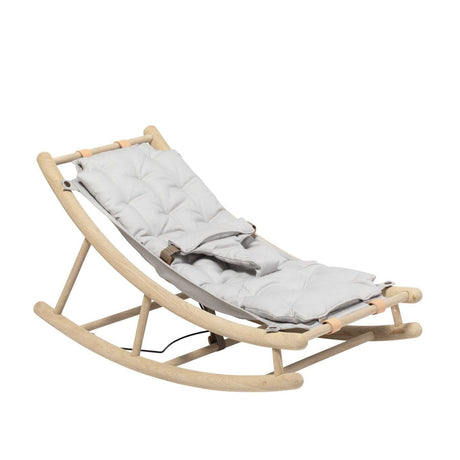Wood Baby- & Kleinkindwippe aus weiß geölter Eiche mit grauem Babykissen und Kleinkindsitz in nordischem Design