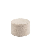 Beiger Pouffe Biscuit von Wigiwama aus kuscheligem Teddystoff für Kinderzimmer.