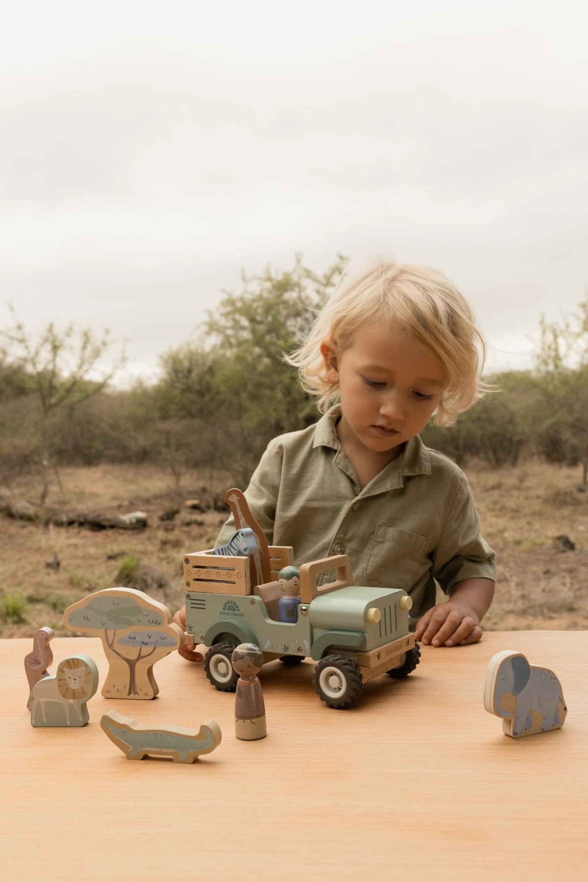 Holz-Safariauto mit Tieren